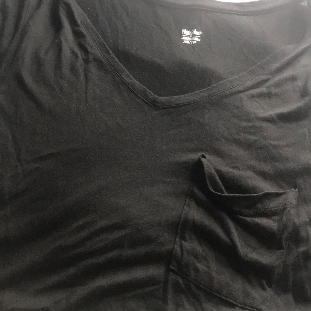 Black soft pocket tee